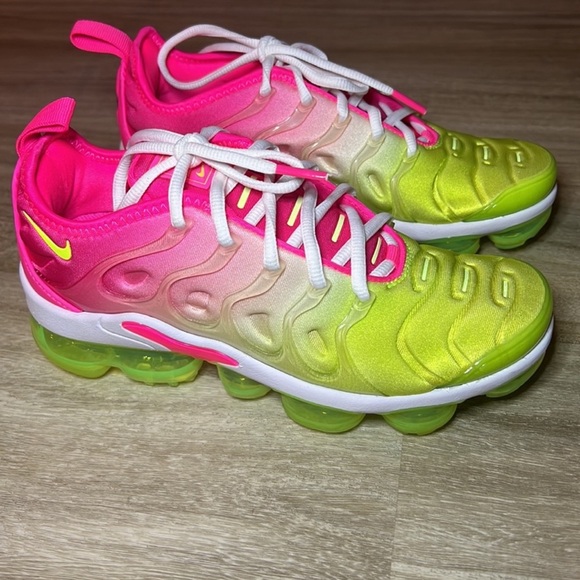 Vapormax Plus • Size 5.5 - Picture 2 of 8